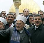 Stormuftien i Jeruslam - med blåt tørklæde - håber på, at urolighederne i de palæstinensiske områder kan dæmpes gradvist. - Arkivfoto: AP 