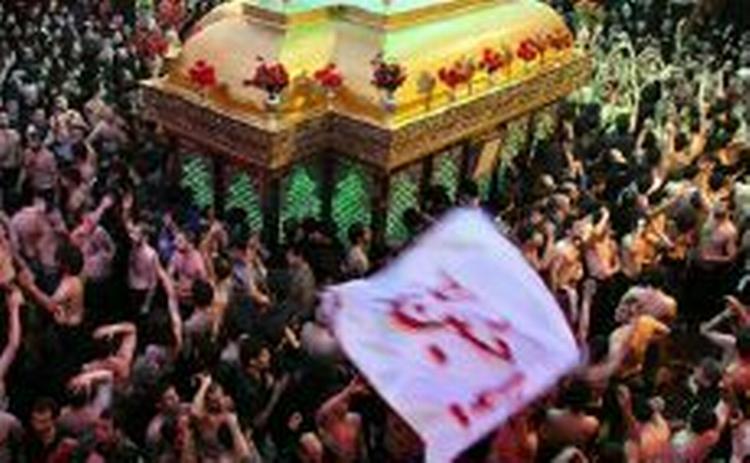 På den shiamuslimske helligdag Ashura fejres profeten Muhammeds barnebarn, blandt andet ved at man pisker sig selv til blods. Dette billede er fra Irans hovedstad Teheran i dag. - Arkivfoto: AP 