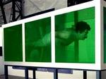 Skulpturen forestiller Saddam Hussein flydende i en vandtank. - Foto: AP 