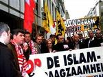 De to øverste ledere af Belgiens højreekstremistiske parti Vlaams Belang iklædt danske fodboldhalstørklæder foran ambassaden i Bruxelles.   Privatfoto 