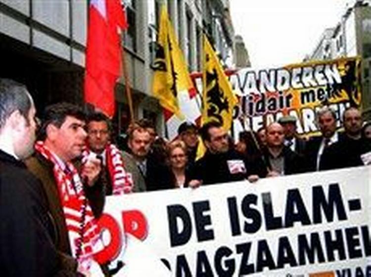 De to øverste ledere af Belgiens højreekstremistiske parti Vlaams Belang iklædt danske fodboldhalstørklæder foran ambassaden i Bruxelles.   Privatfoto 