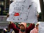 'Danmark, gå til helvede', står der på den muslimske studines banner. - Foto: AP 