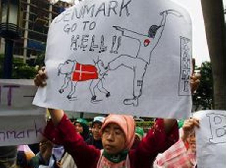 'Danmark, gå til helvede', står der på den muslimske studines banner. - Foto: AP 