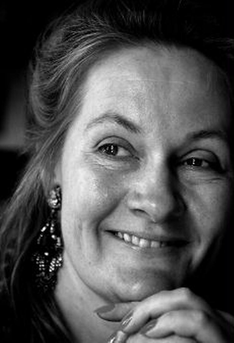 HUMORIST.  Kvindernes svar på Søren Ryge  kalder en anmelder Maria Grønlykke.   Foto: Finn Frandsen 
