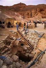 Skakten fører ned til en ny grav, der netop er blevet afsløret i Kongernes Dal i Egypten. Graven er den første nye grav, der er fundet i dalen siden 1922, hvor Tutankhamons grav dukkede op, og hvis indgang ses i baggrunden.   Foto: AP 