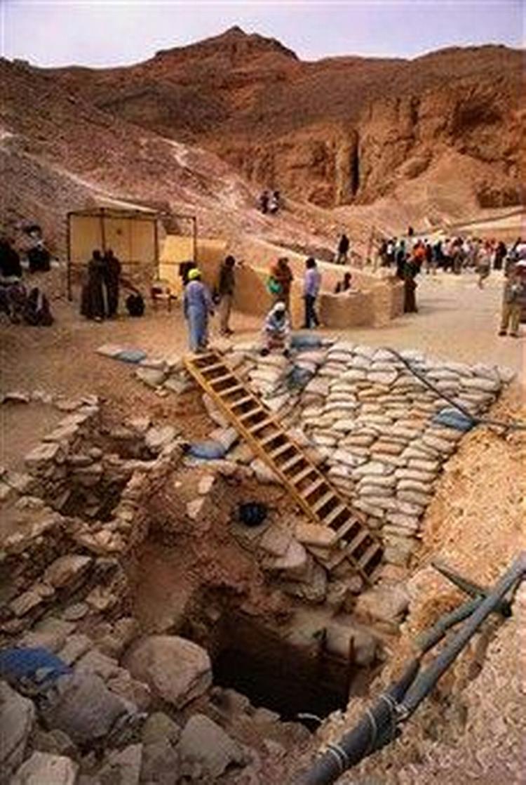 Skakten fører ned til en ny grav, der netop er blevet afsløret i Kongernes Dal i Egypten. Graven er den første nye grav, der er fundet i dalen siden 1922, hvor Tutankhamons grav dukkede op, og hvis indgang ses i baggrunden.   Foto: AP 