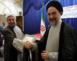 Irans tidligere præsident Mohammed Khatami (th) advarer om, at sanktioner mod Iran vil betyde forøgede oliepriser. - Foto: APA! 