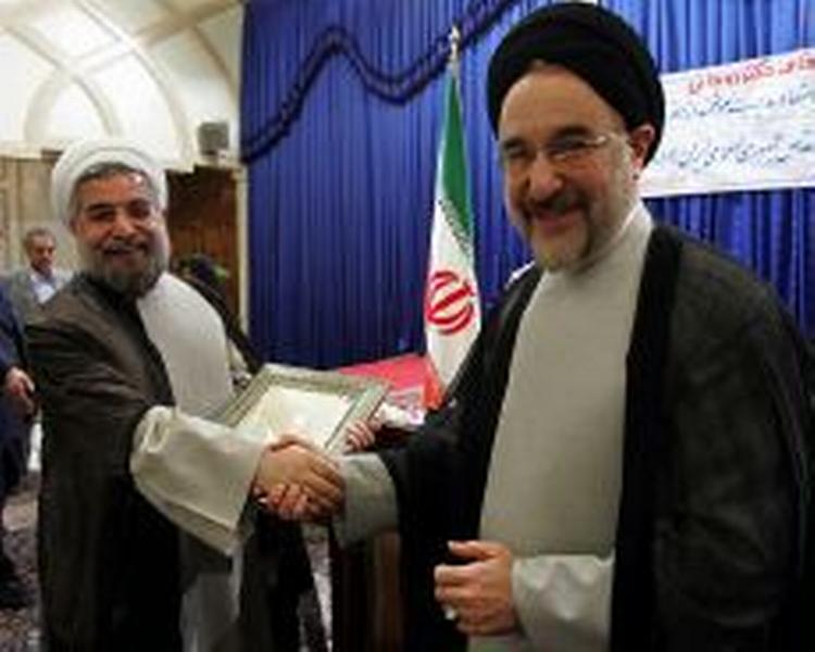 Irans tidligere præsident Mohammed Khatami (th) advarer om, at sanktioner mod Iran vil betyde forøgede oliepriser. - Foto: APA! 