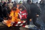 Afbrændinger af danske flag fortsatte i dag i Irans hovedstad, Teheran. Den danske ambassade er nu rømmet. - Foto: AP 