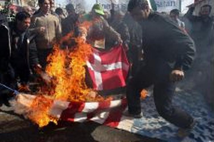 Afbrændinger af danske flag fortsatte i dag i Irans hovedstad, Teheran. Den danske ambassade er nu rømmet. - Foto: AP 