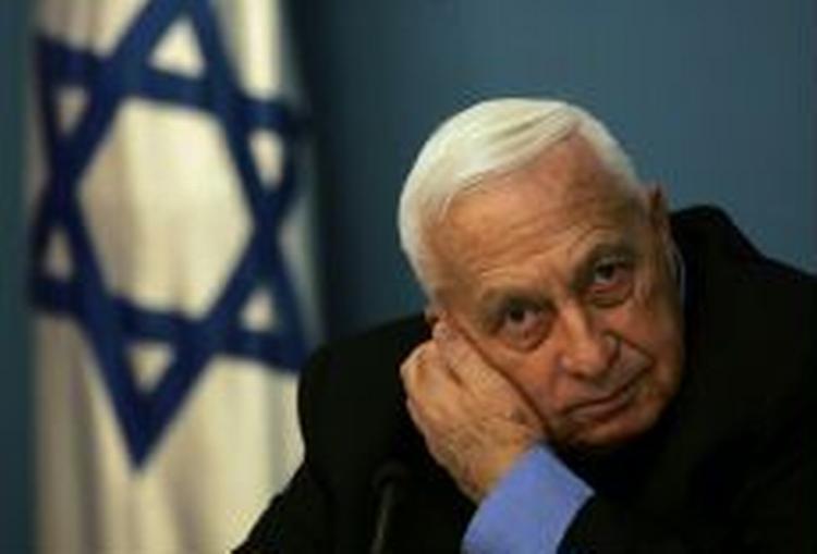 Israels tidligere premierminister Ariel Sharon overlevede en svær operation, men den satte hans tilstand yderligere tilbage i det dybe koma. - Arkivfoto: AP 