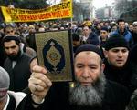 En demonstrant holder Koranen op under protester mod Muhammedtegningerne i dag i Düsseldorf. - Foto: AP 