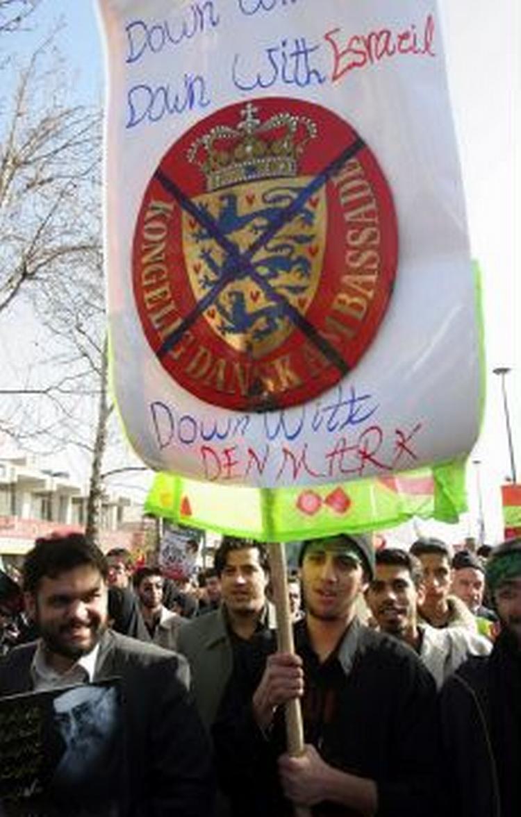Demonstranter i Iran har erobret det danske våbenskjold fra ambassaden i Teheran. - Foto: AP 
