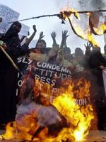 Der var demonstrationer, brændte flag og billeder af statsministeren under demonstrationer i dag i Pakistan. - Foto: AP 