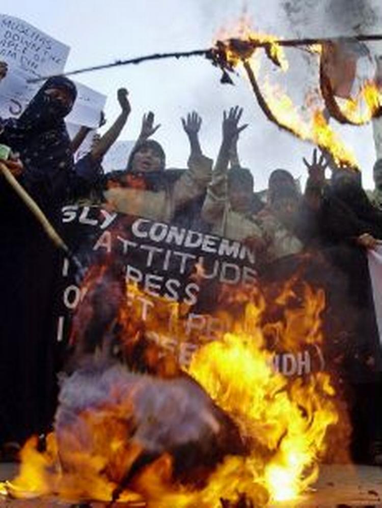 Der var demonstrationer, brændte flag og billeder af statsministeren under demonstrationer i dag i Pakistan. - Foto: AP 