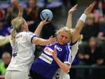 Slagelses Mette Melgaard er kommet i klemme i det serbiske forsvar. Men Slagelse er nu i ChL-kvartfinalen. - Foto: Jens Dresling 