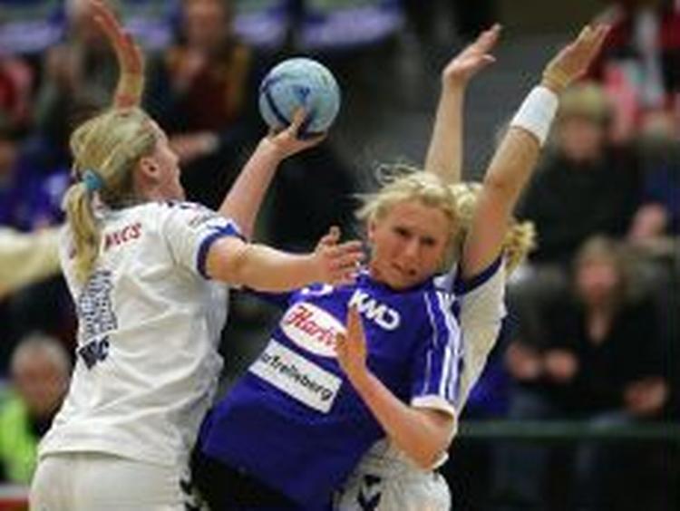 Slagelses Mette Melgaard er kommet i klemme i det serbiske forsvar. Men Slagelse er nu i ChL-kvartfinalen. - Foto: Jens Dresling 