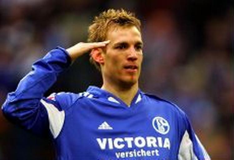 Søren Larsen i jubel-honnør efter et af de to flotte mål i Schalkes målfest mod Leverkusen. - Foto: AP 