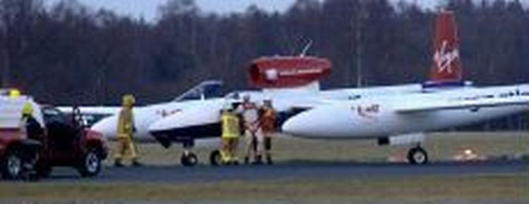 Steve Fossett hjælpes ud af det særprægede fly lige efter den kontrollerede nødlanding i Storbritannien. - Foto: AP 