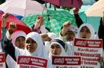 Indonesiske kvinder demonstrerer mod Danmark og profettegningerne. Men Indonesien mener, den danske beslutning om at trække danskere hjem fra Indonesien var forhastet. - Foto: AP 