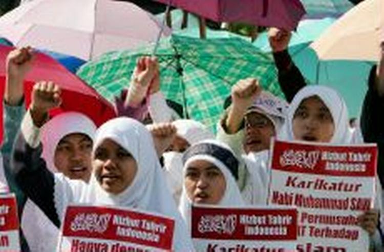 Indonesiske kvinder demonstrerer mod Danmark og profettegningerne. Men Indonesien mener, den danske beslutning om at trække danskere hjem fra Indonesien var forhastet. - Foto: AP 