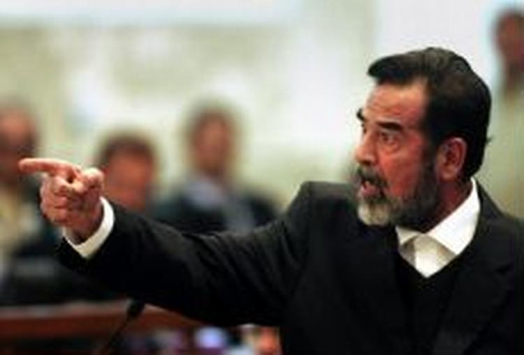 En af Saddam Husseins forsvarsadvokater siger, at den tidligere irakiske leder og hans medanklagede vil sultestrejke, når retssagen mod dem genoptages mandag. - Arkivfoto: AP 