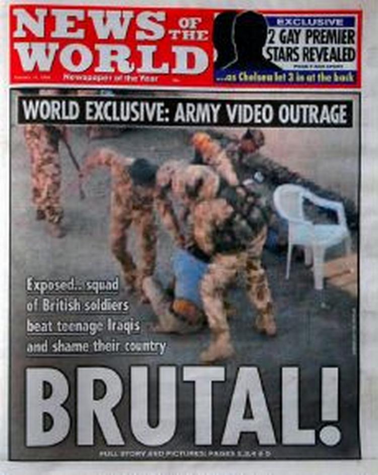 Forsiden af dagens udgave af 'News of The World' viser et foto fra den voldsomme video. - Foto: AP 