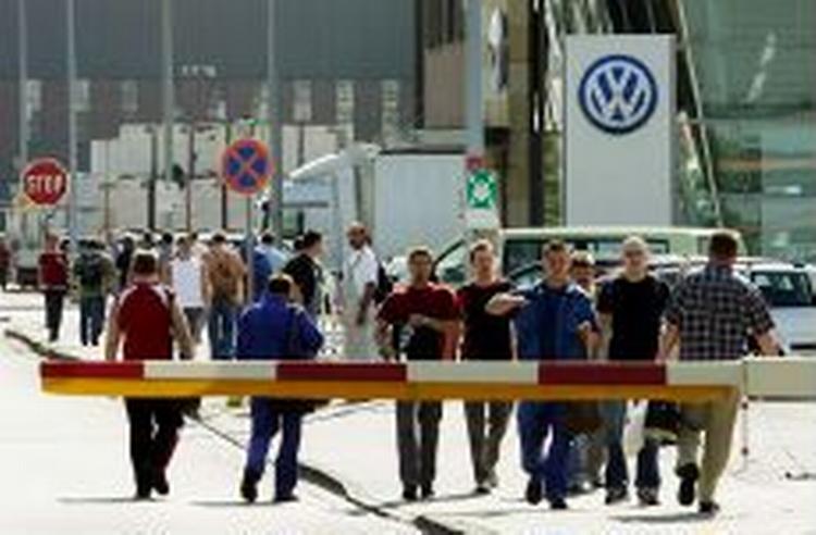 Volkswagen skal igennem en større omstrukturering, som kan komme til at koste omkring 20.000 medarbejdere jobbet. - Arkivfoto: AP 