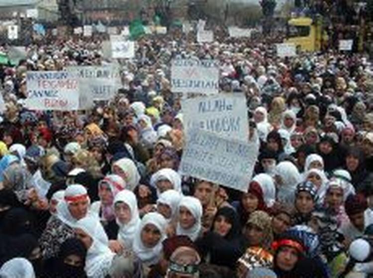 Omkring 50.000 kurdiske tyrkere protesterede i dag i den østtyrkiske by Diyarbakir mod Danmark og profettegningerne. - Foto: AP 