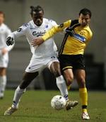 FCK's Peter Ijeh i kamp om bolden mod Lillestrøm, som udlignede FCK's føring kort før tid. - Foto: Jens Dresling 