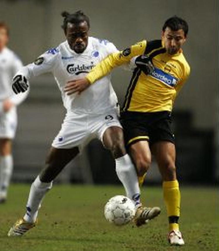 FCK's Peter Ijeh i kamp om bolden mod Lillestrøm, som udlignede FCK's føring kort før tid. - Foto: Jens Dresling 