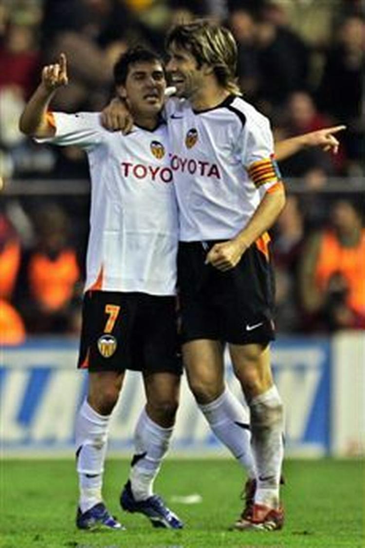 Valencias David Villa (tv) jubler efter at have scoret kampens eneste mål, da Barcelona blev slået. - Foto: AP 
