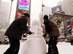 Snemænd på Manhattan er en del af newyorkerlivet i disse dage. - Foto: AP 