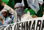 Alle danskere opfordres til at forlade Indonesien. Her ses ses demonstranter fra en demonstration mod Danmark i Jakarta i morges. - Foto: AP 