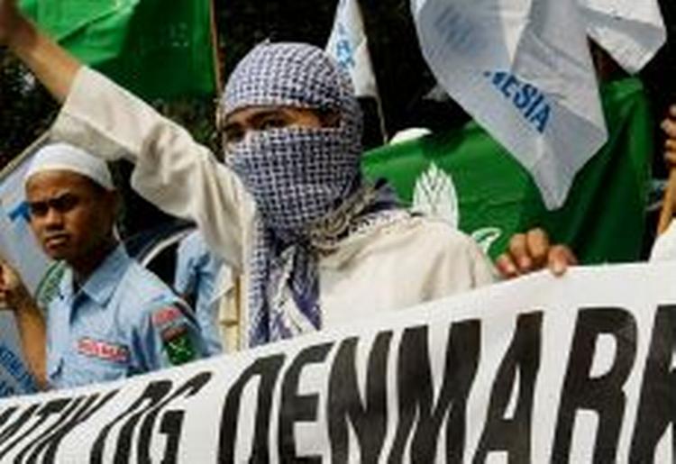 Alle danskere opfordres til at forlade Indonesien. Her ses ses demonstranter fra en demonstration mod Danmark i Jakarta i morges. - Foto: AP 