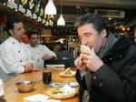 Statsminister Anders Fogh Rasmussen i fuld gang med at fortære en shawarma. - Arkivfoto: Gert Jensen 