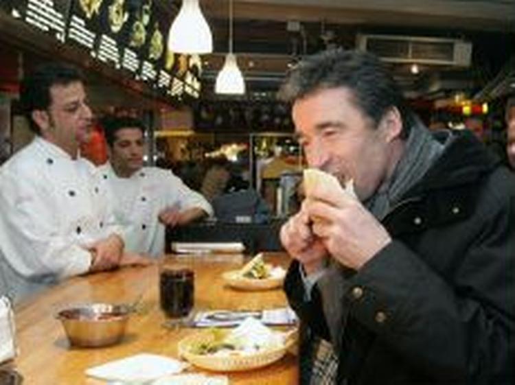 Statsminister Anders Fogh Rasmussen i fuld gang med at fortære en shawarma. - Arkivfoto: Gert Jensen 