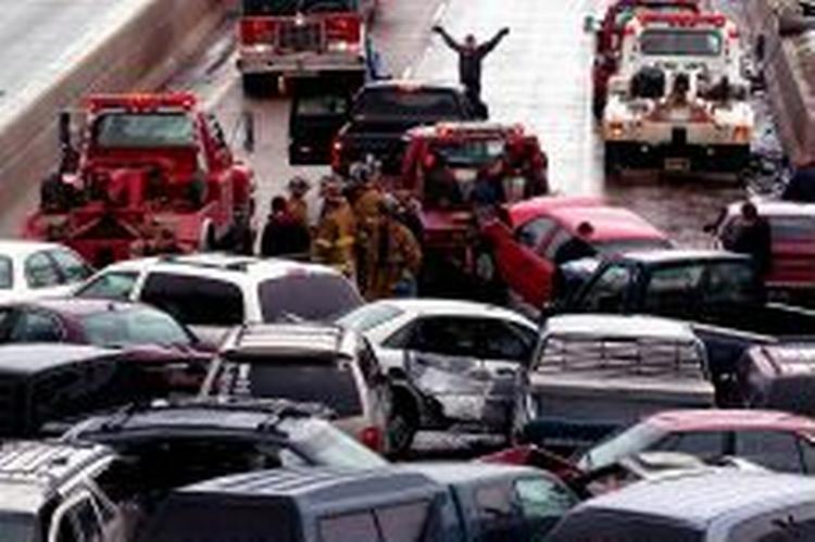 86 køretøjer var indblandet i dette harmonikasammenstød i Muskegon i Michigan. - Foto: AP 