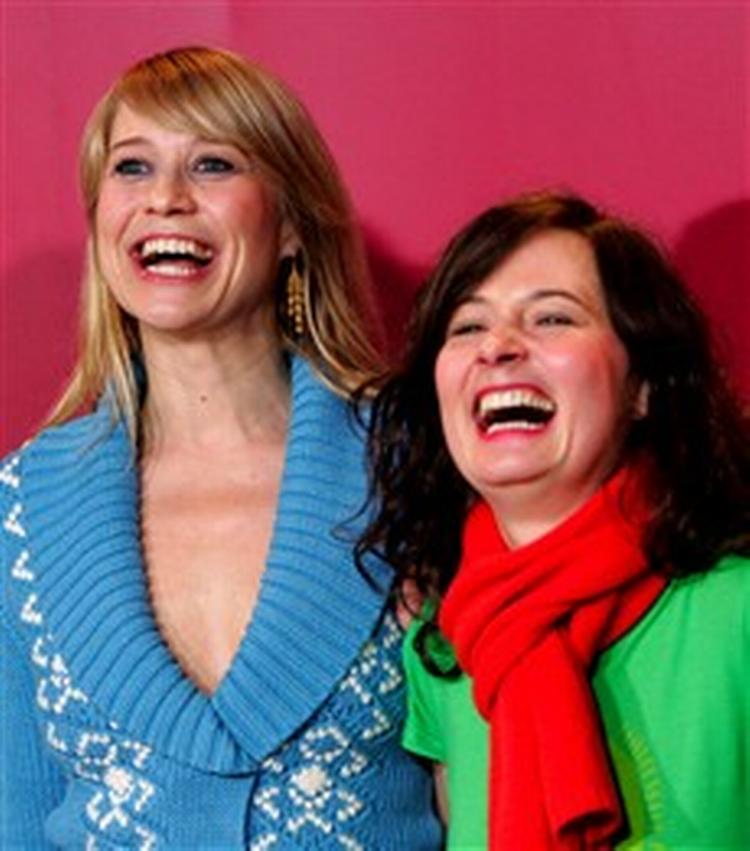 Skuespiller Trine Dyrholm (tv.) og instruktør Pernille Fischer Christensen repræsenterer Danmark på Berlinalen, hvor sidstnævntes film  En soap  blev vist for verdenspressen i går.   Foto: Hermann J. Knippertz/AP 