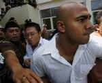 Myuran Sukumaran (th.) og Andrew Chan (midten.) bliver ført væk fra retten efter afgørelsen. - Foto: AP 