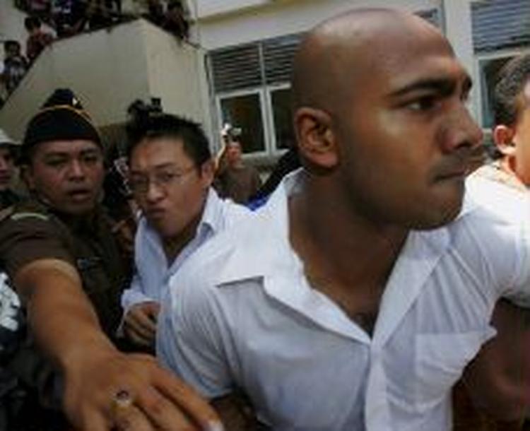 Myuran Sukumaran (th.) og Andrew Chan (midten.) bliver ført væk fra retten efter afgørelsen. - Foto: AP 