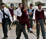 Demonstranter i Islamabad kastede i dag med sten og råbte 'død over Amerika'. - Foto: AP 