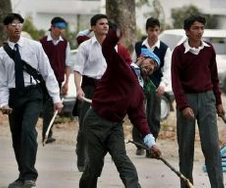 Demonstranter i Islamabad kastede i dag med sten og råbte 'død over Amerika'. - Foto: AP 