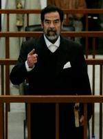 Saddam Hussein siger, at han har sultestrejket i tre dage i protest mod domstolen. - Foto: AP 