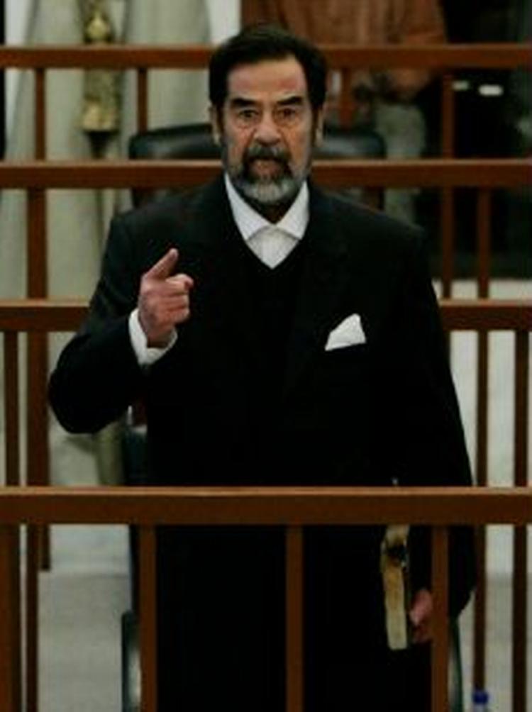 Saddam Hussein siger, at han har sultestrejket i tre dage i protest mod domstolen. - Foto: AP 