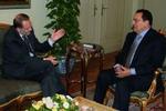 Javier Solana (tv.) under mødet med Hosni Mubarak. - Foto: AP 