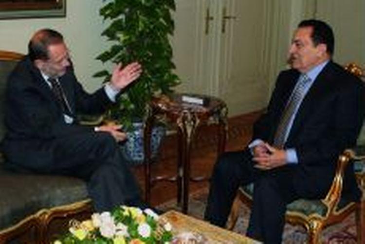 Javier Solana (tv.) under mødet med Hosni Mubarak. - Foto: AP 