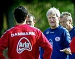 Træner Morten Olsen og spillerne til træning i Vedbæk. - Arkivfoto: Linda Johansen 