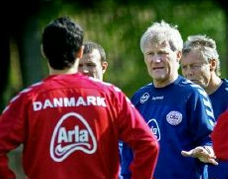 Træner Morten Olsen og spillerne til træning i Vedbæk. - Arkivfoto: Linda Johansen 