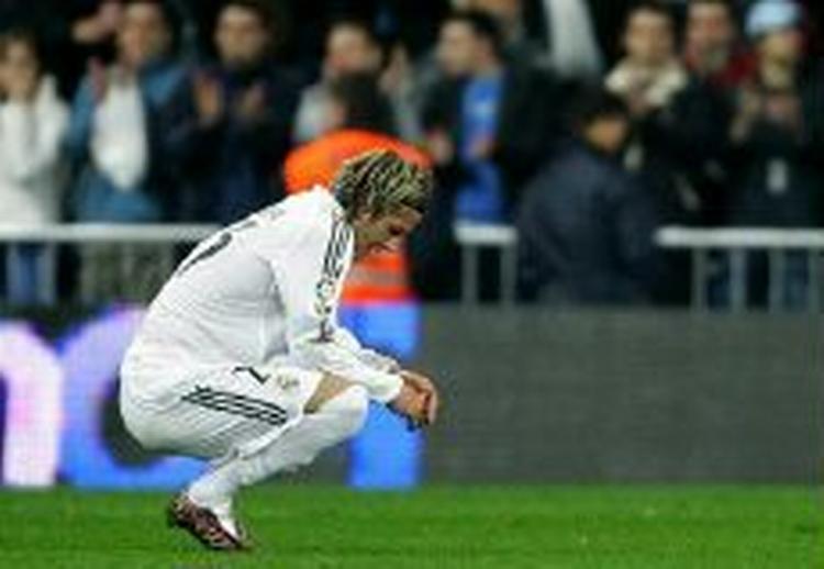 David Beckham ærgrer sig efter kampen. - Foto: AP 